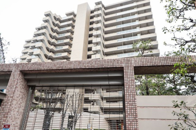 【外観】 | ロイヤルアーク花水都ＯＳＡＫＡ | 共用施設充実の大規模マンション。大川沿いの緑豊かなロケーションに立地しています。