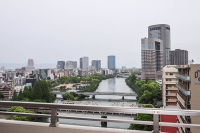 【展望】 | ロイヤルアーク花水都ＯＳＡＫＡ | バルコニーからは大川が一望！季節をお楽しみいただけます♪