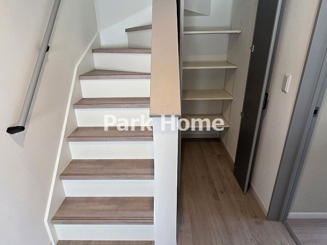 高知市百石町2丁目-3号地-新築戸建ての収納|２F:ホール内収納＆小屋裏収納への階段