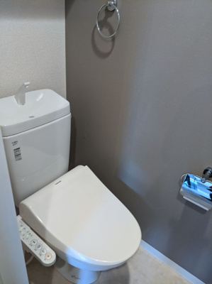 【トイレ】 | アドバンス箱崎宮前 | 別号室の写真になります。現況優先。