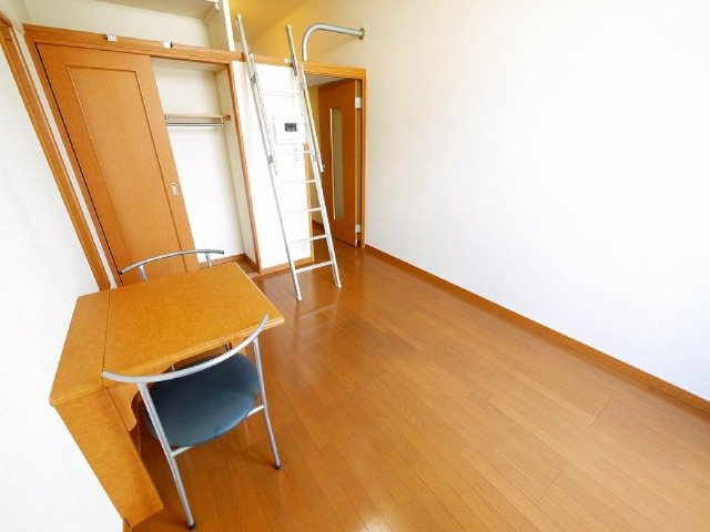 レオパレスルオーテの居間・リビング|使い勝手のいい洋室です