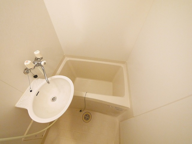 レオパレス州見台の浴室|コンパクトで使いやすいお風呂です