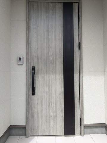 都城市平塚町の新築一戸建の玄関