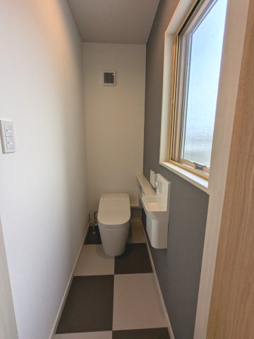 都城市平塚町の新築一戸建のトイレ