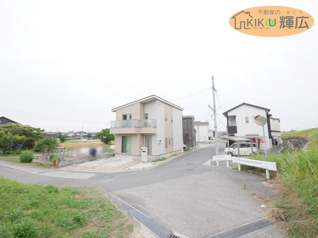 加古川市加古川町友沢　中古戸建の周辺|前面道路は広々としておりますので、お車の運転が苦手な方でも安心ですね。