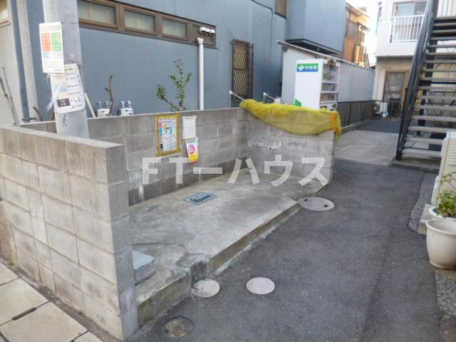 ベルファーストの駐車場|敷地内にゴミ置き場があります。