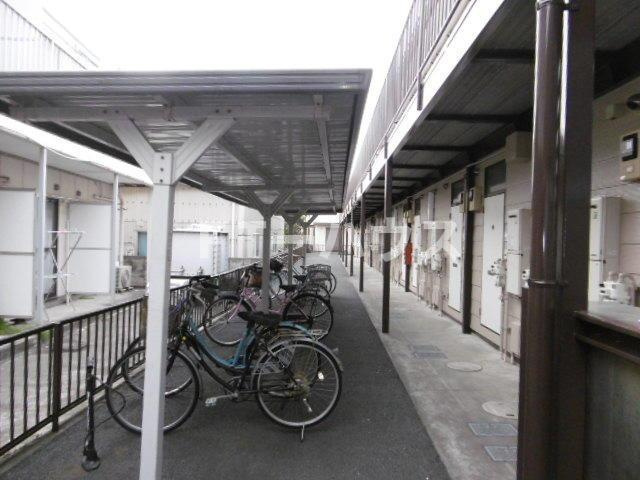 ベルファーストのその他共用部分|屋根付きの駐輪場があります。