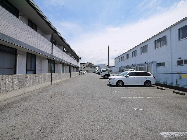 レオパレス大陽弐番館の駐車場|車をお持ちの方に嬉しい駐車場付きの物件です