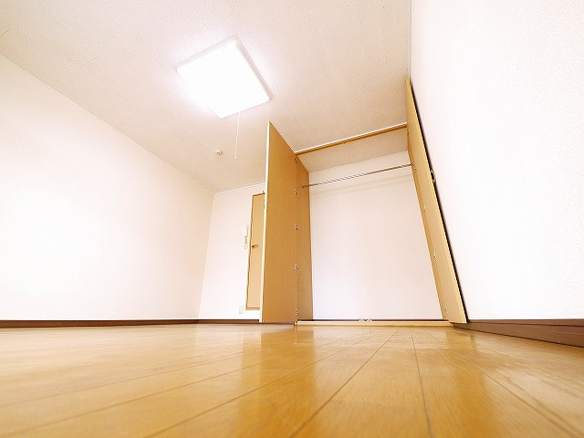 レオパレス大陽弐番館の洋室|明るい洋室です