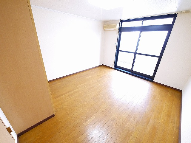 レオパレス大陽弐番館の洋室|ゆったりした洋室です