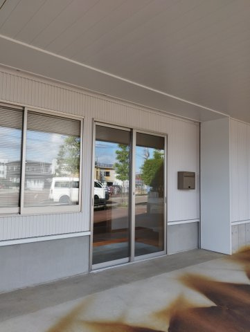 学校町あかりテック店舗のエントランス