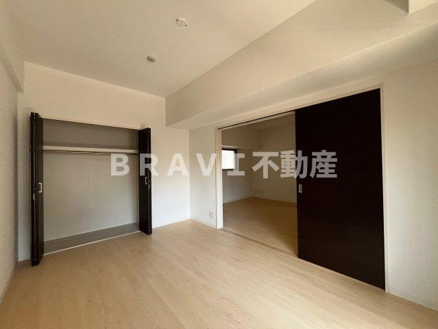 デセンテ北梅田 BRAVI不動産の居間・リビング|ゆったりとしたリビングです