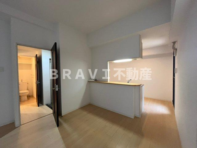 デセンテ北梅田 BRAVI不動産の居間・リビング|こちらのリビングで趣味の時間をお楽しみください