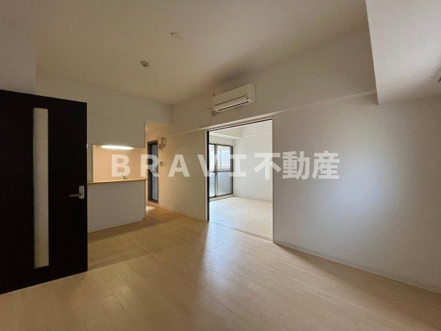 デセンテ北梅田 BRAVI不動産の洋室|落ち着いた色調の洋室です