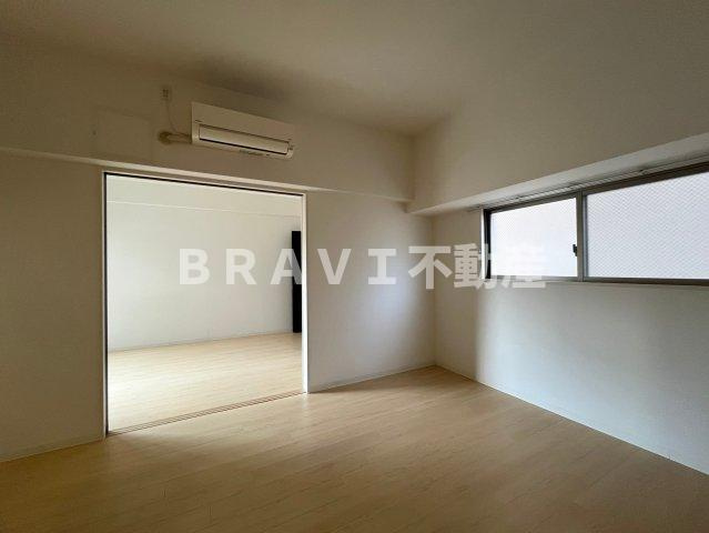 デセンテ北梅田 BRAVI不動産の洋室|スタンダードな洋室です