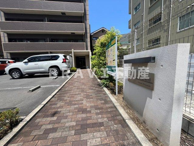 デセンテ北梅田 BRAVI不動産の駐車場|カースペースがあります