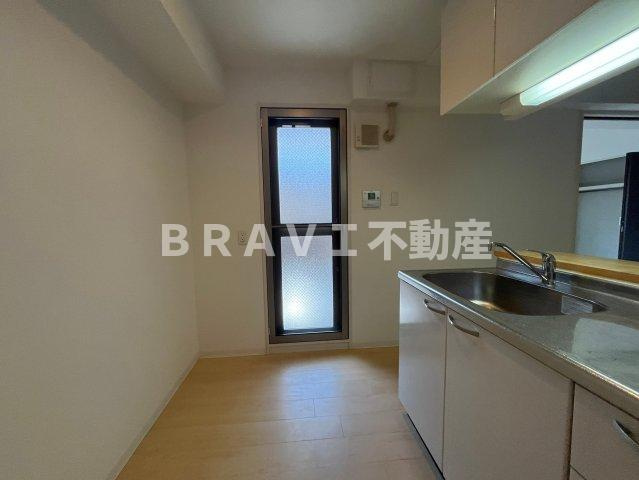 デセンテ北梅田 BRAVI不動産の内装|明るい室内です