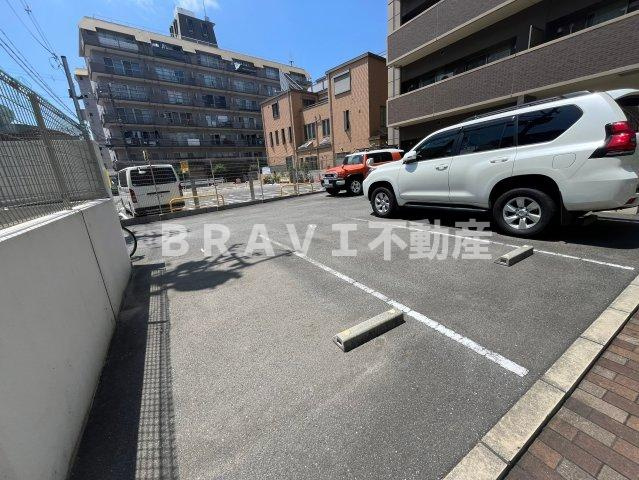 デセンテ北梅田 BRAVI不動産の駐車場