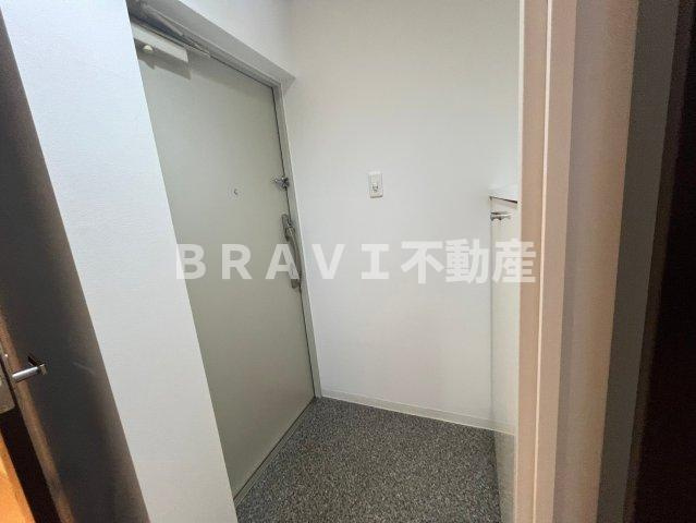 デセンテ北梅田 BRAVI不動産の玄関|収納もある玄関です