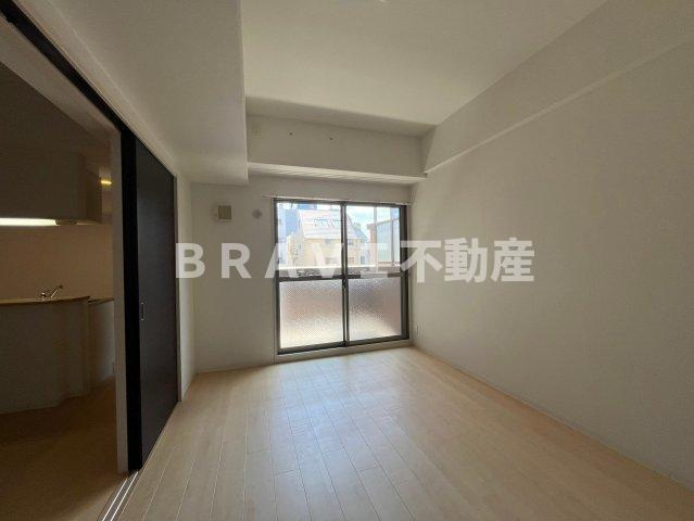 デセンテ北梅田 BRAVI不動産の洋室|個人の部屋や寝室として使える洋室です