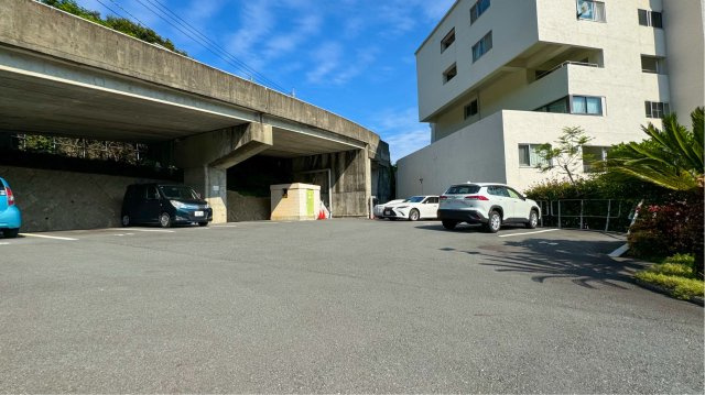プラザ伊豆山の駐車場
