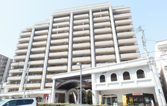 【外観】 | 六本松駅まで徒歩7分の好立地。天神・博多へのアクセス便利です。徒歩1分のところにスーパーがあるので、毎日のお買い物が楽になりそうです