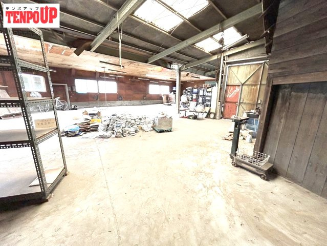 緑区四本木貸倉庫の庭