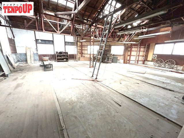 緑区四本木貸倉庫の内装