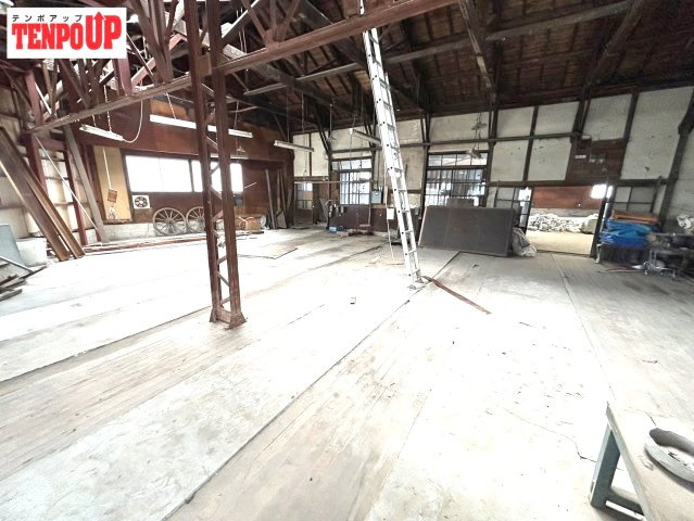 緑区四本木貸倉庫の内装