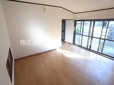 【居間・リビング】 | 仁戸名町H貸家Ⅲ | ゆったりとしたリビングです