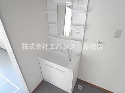 【独立洗面台】 | 仁戸名町H貸家Ⅲ | 独立洗面台、小物を置くことができて便利です