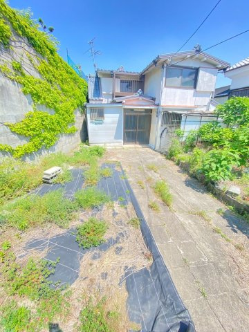 西安威１丁目貸家の駐車場