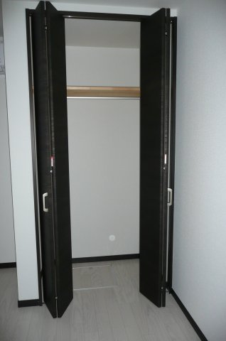 ウエストヴィレッジ同志社の収納|クローゼット内部