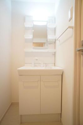 【洗面所】 | リブリ・ホーリー鎌倉 | 明るい洗面所です
