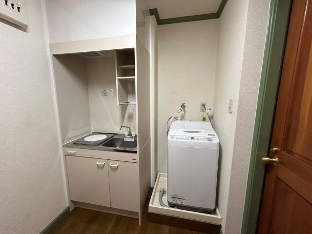 ワシントンハイツ村田Aのキッチン|キッチンと洗濯機