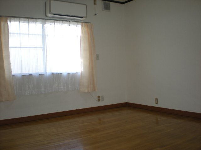 ハイツ鞍岡の居間・リビング