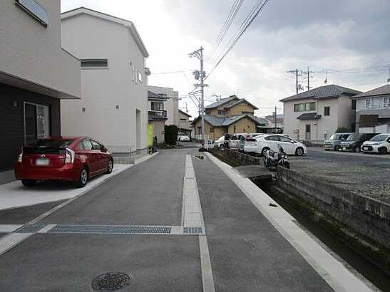 【前面道路含む現地写真】