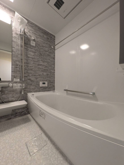 【浴室】 | 半身浴もゆっくり楽しめる広々浴室です。