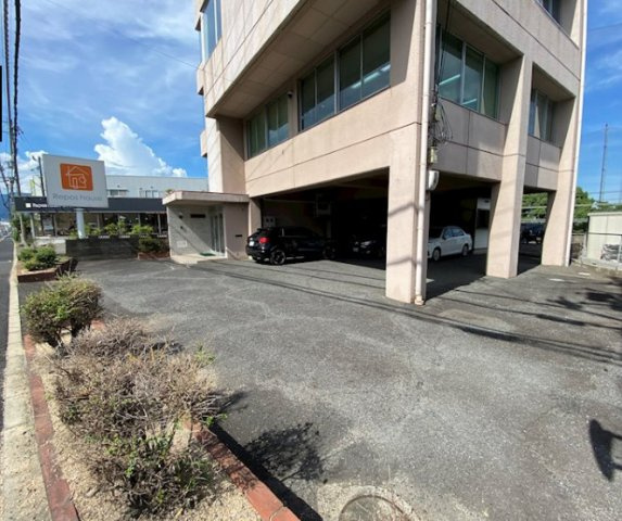 大津市相模町の事務所の駐車場|駐車スペースもあります
