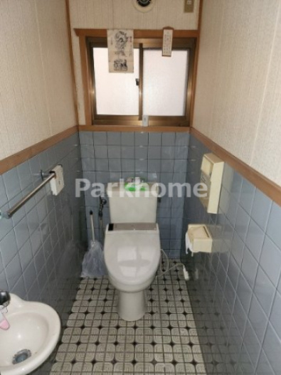 高知市東雲町　中古戸建のトイレ|落ち着いた色調のトイレです