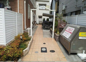 大阪市生野区巽東２丁目のアパートのエントランス