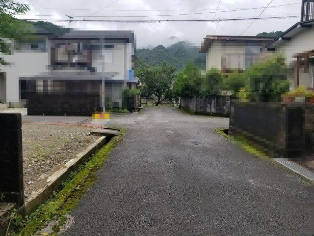 高知市中秦泉寺　売土地の前面道路含む現地写真