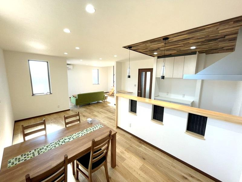 香美市土佐山田町　中古住宅の居間・リビング|新築時の写真