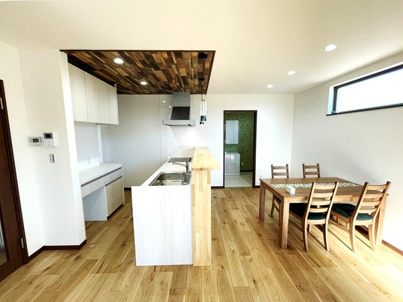 香美市土佐山田町　中古住宅の居間・リビング|新築時の写真