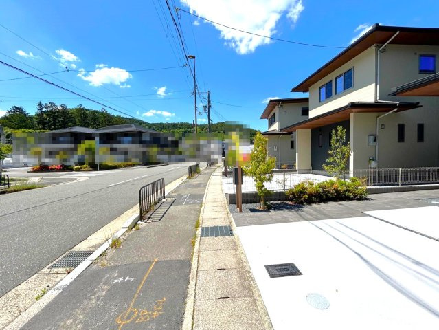 「京都精華大前」駅徒歩１４分◆リビング床暖房完備の３ＬＤＫ◆並列駐車２台可能◆左京区岩倉幡枝町の前面道路含む現地写真|前道含む現地