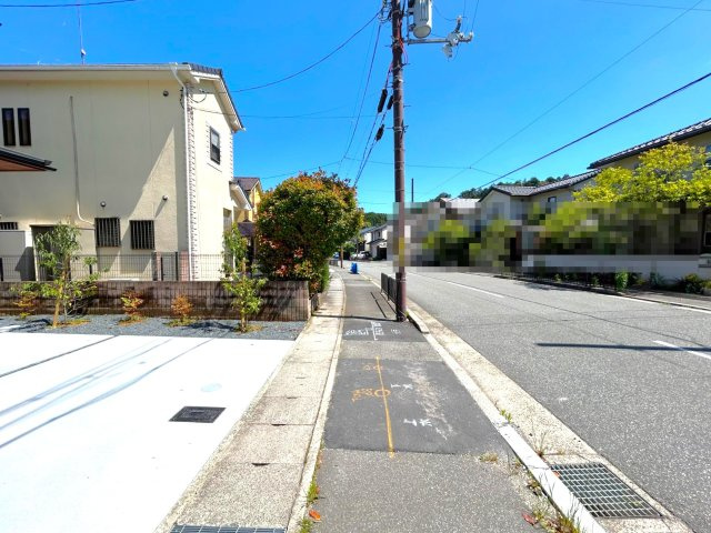 「京都精華大前」駅徒歩１４分◆リビング床暖房完備の３ＬＤＫ◆並列駐車２台可能◆左京区岩倉幡枝町の前面道路含む現地写真|前道含む現地