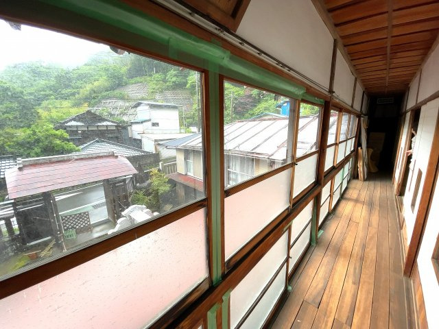 【内装】 | ◇◆伊勢原市大山 古民家(旧旅館)◆◇ | 廊下の窓から大山の自然が存分に味わえます。