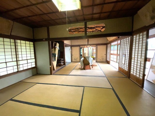 【和室】 | ◇◆伊勢原市大山 古民家(旧旅館)◆◇ | 採光と通風のための欄間が味わいある室内空間を演出