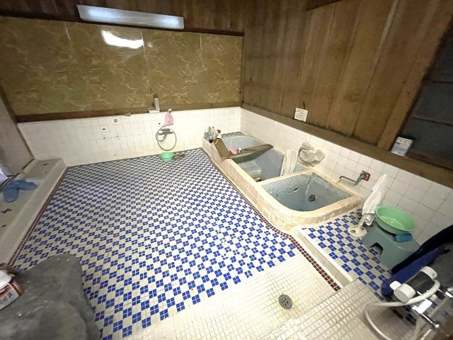 【浴室】 | ◇◆伊勢原市大山 古民家(旧旅館)◆◇ | 大人数でも入ることができる趣のある浴室（※使用可否不明）