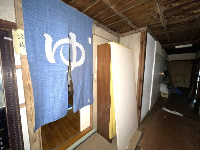 【内装】 | ◇◆伊勢原市大山 古民家(旧旅館)◆◇ | 昔ながらのお風呂の入口が雰囲気を醸し出します。